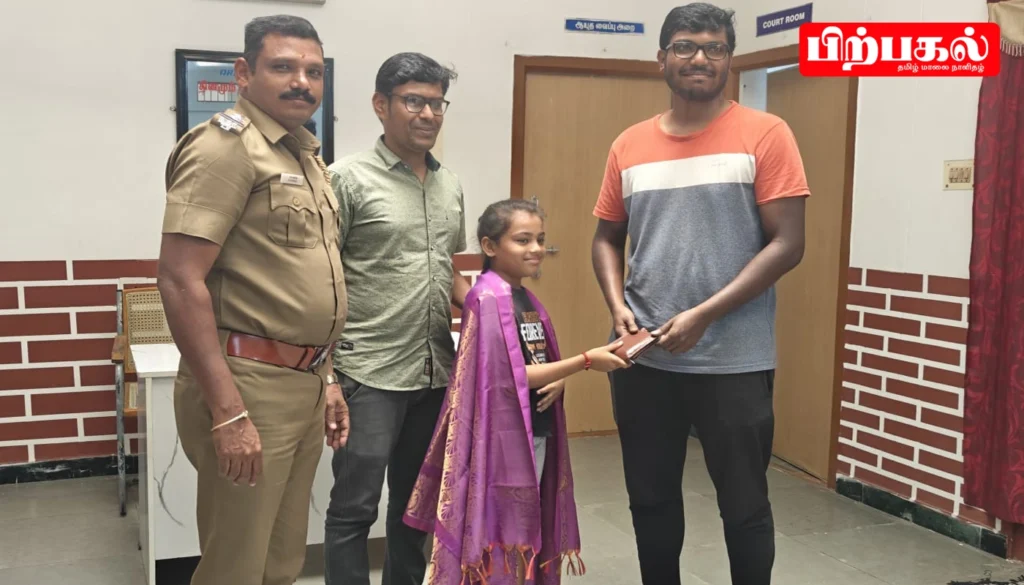 கோவையில் சாலையில் கிடந்த பணத்தை ஒப்படைத்த பள்ளி மாணவிக்கு பாராட்டு